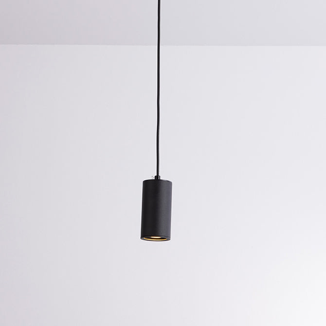 Minimalistyczna wisząca lampa kolumnowa w stylu nordyckim