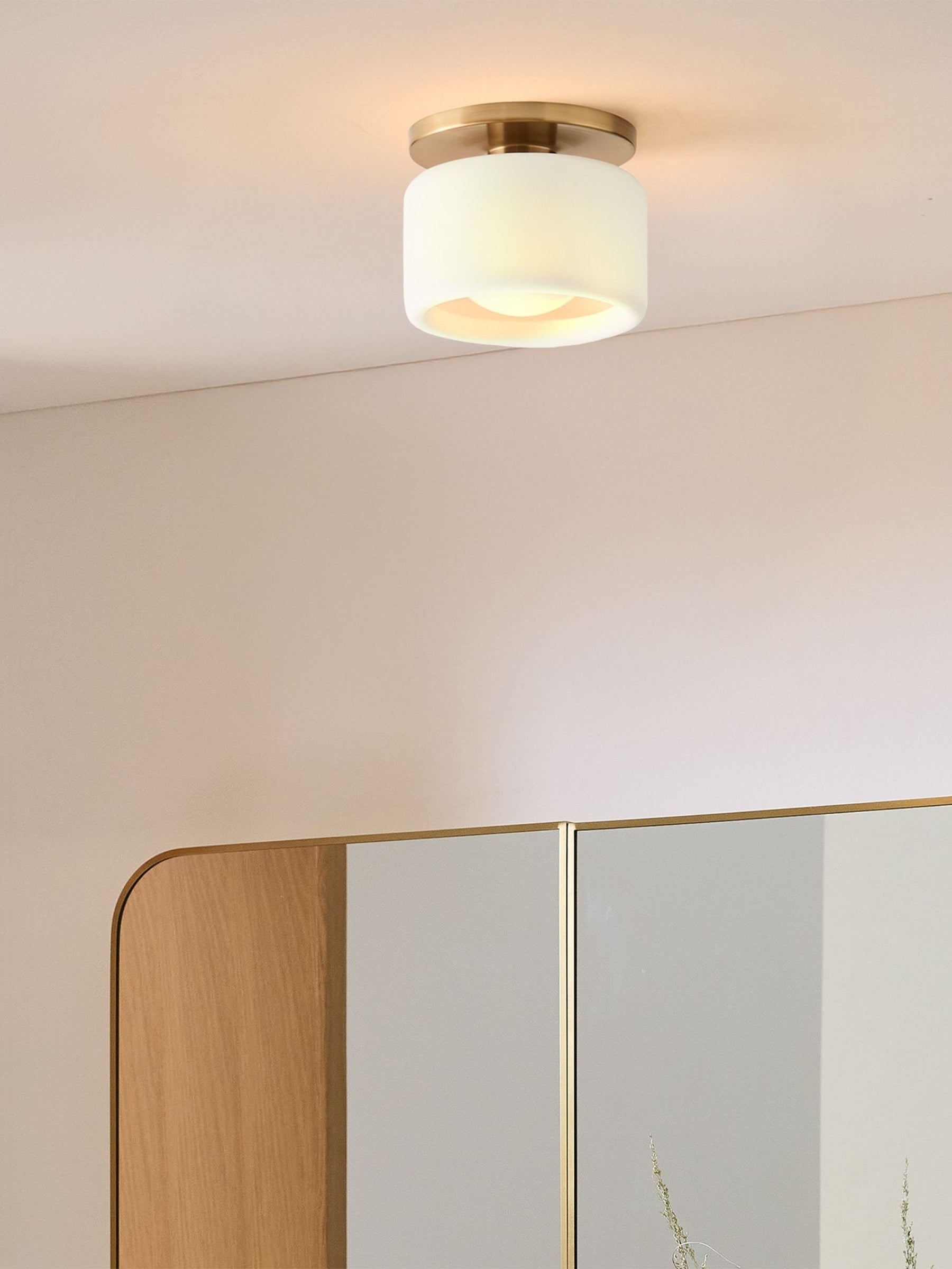 Nowoczesna porcelanowa lampa sufitowa montowana na płasko