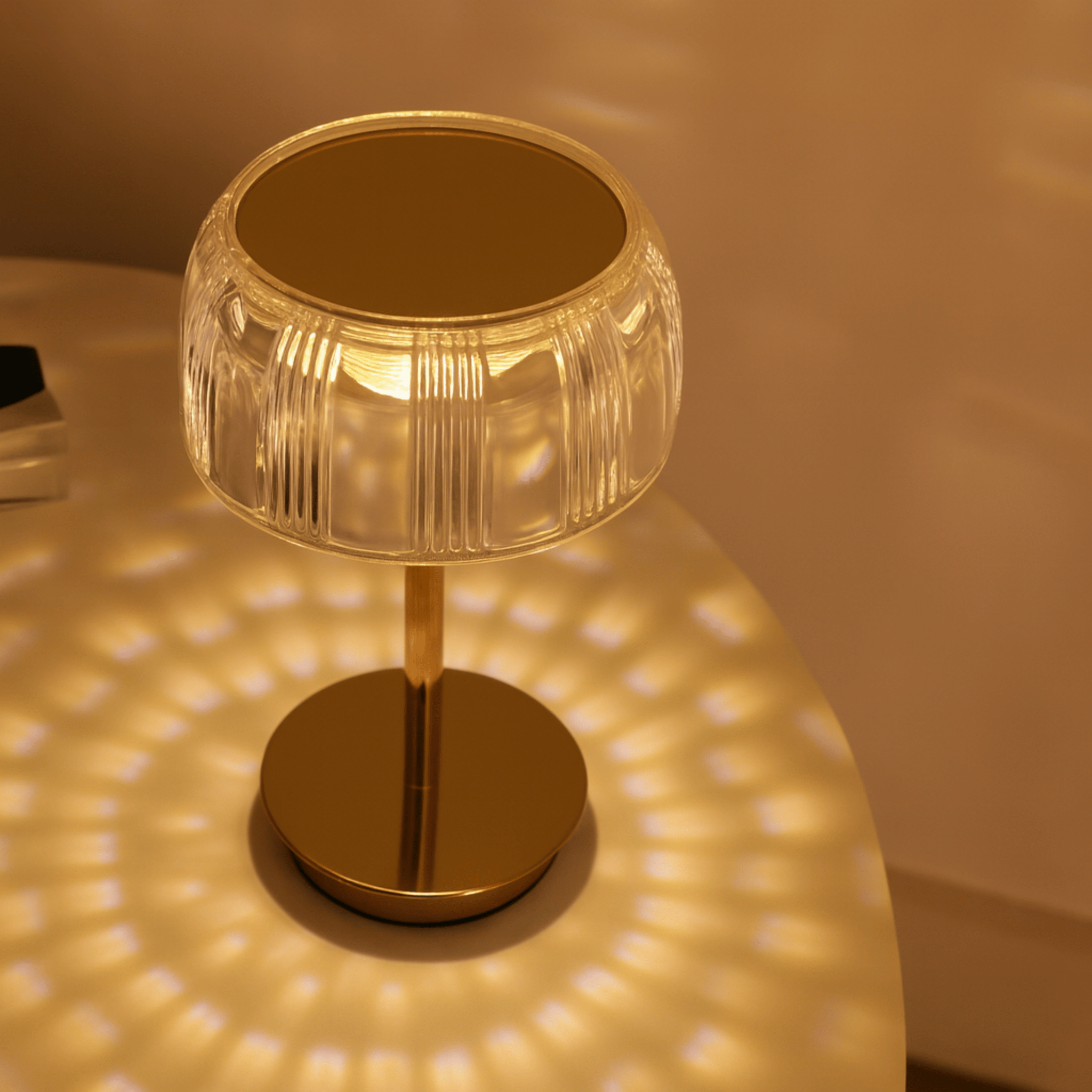 Lampa stołowa z ryflowanym kloszem kopułowym i smukłym trzonem