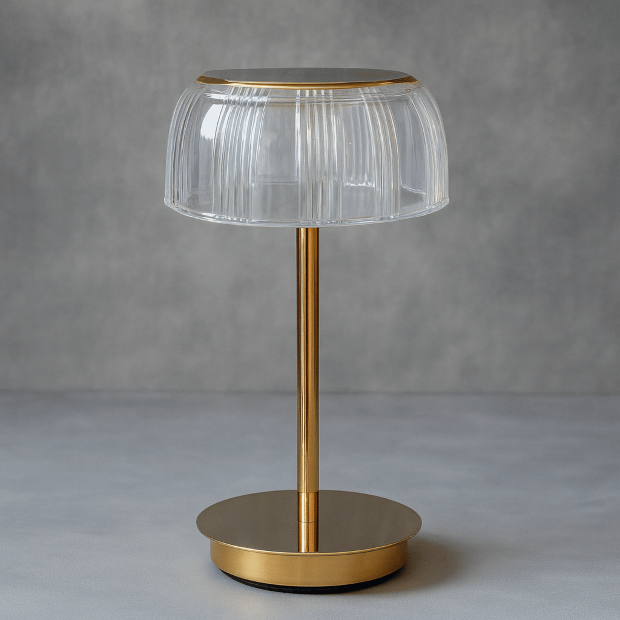 Lampa stołowa z ryflowanym kloszem kopułowym i smukłym trzonem
