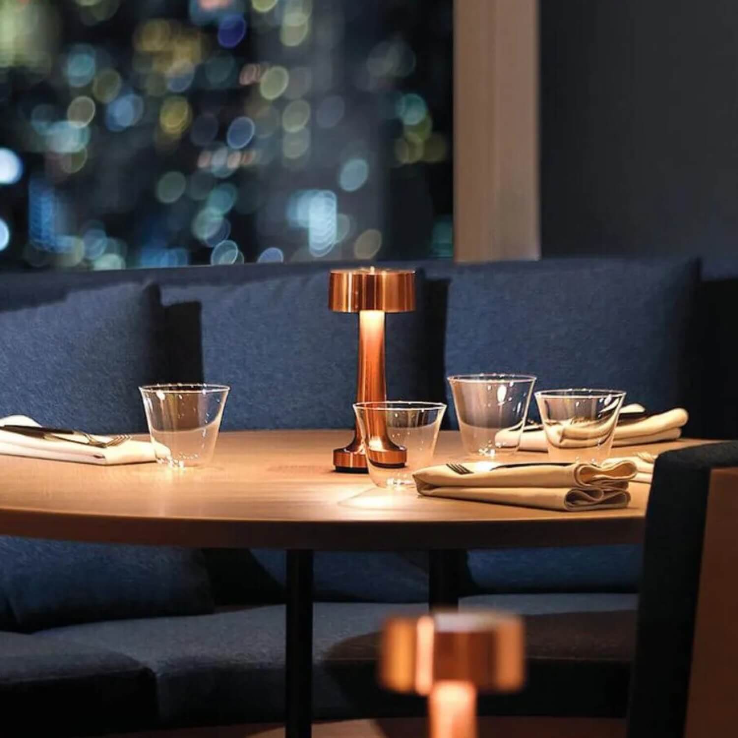 Lampa stołowa w kształcie grubej hantli w stylu retro