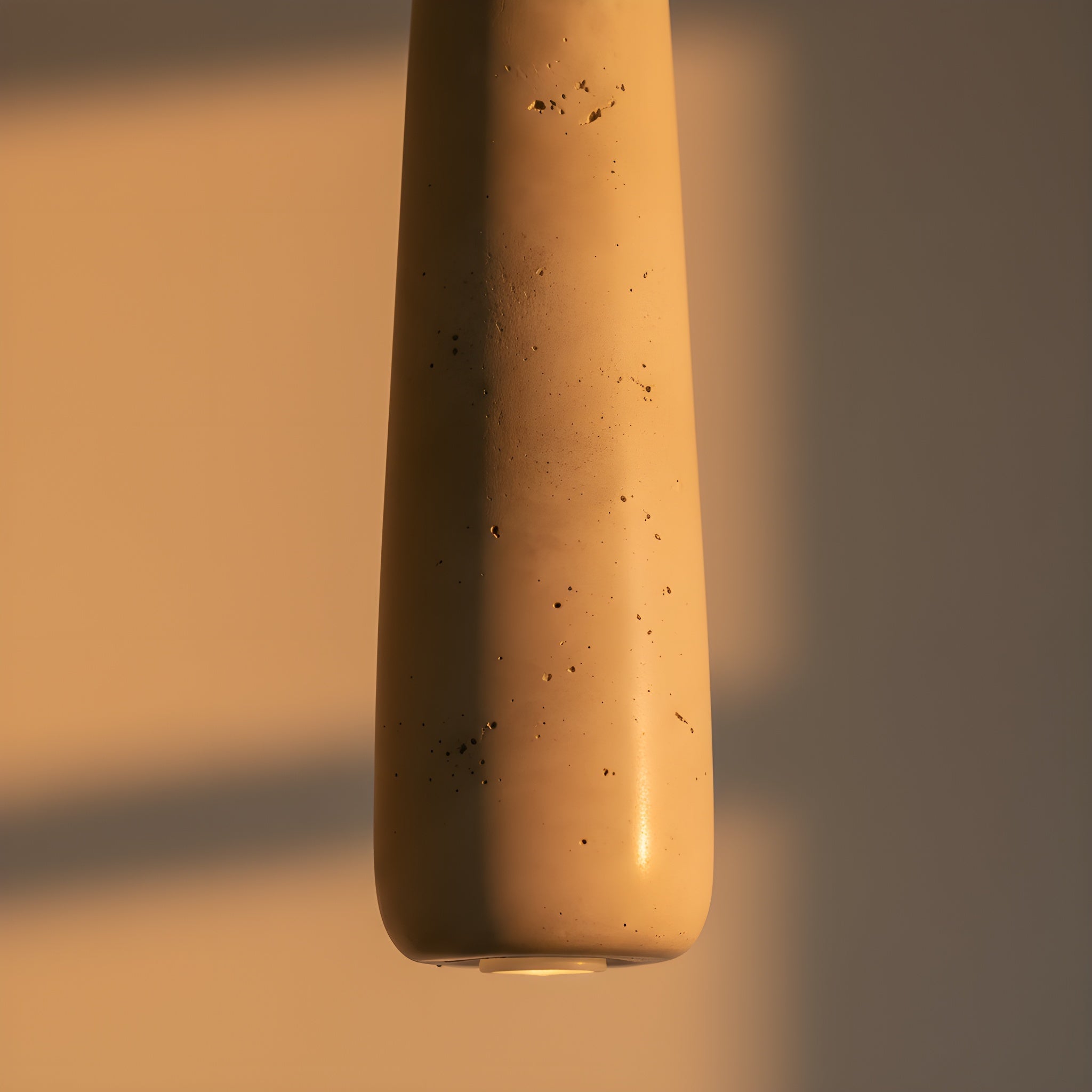 Minimalistyczna cylindryczna lampa wisząca w kształcie ołówka