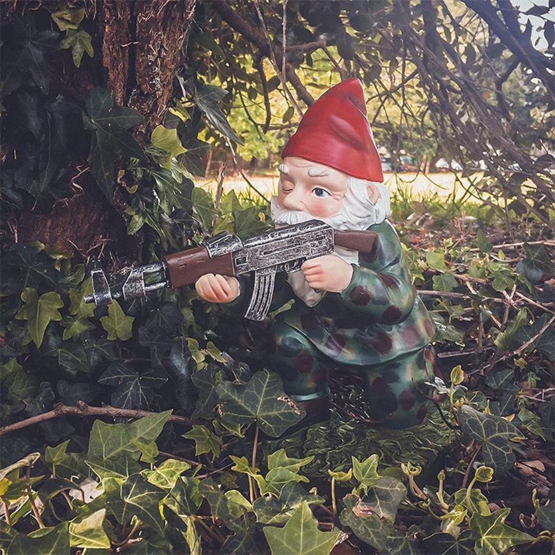 Figurka krasnala ogrodowego w stroju wojskowym z karabinem