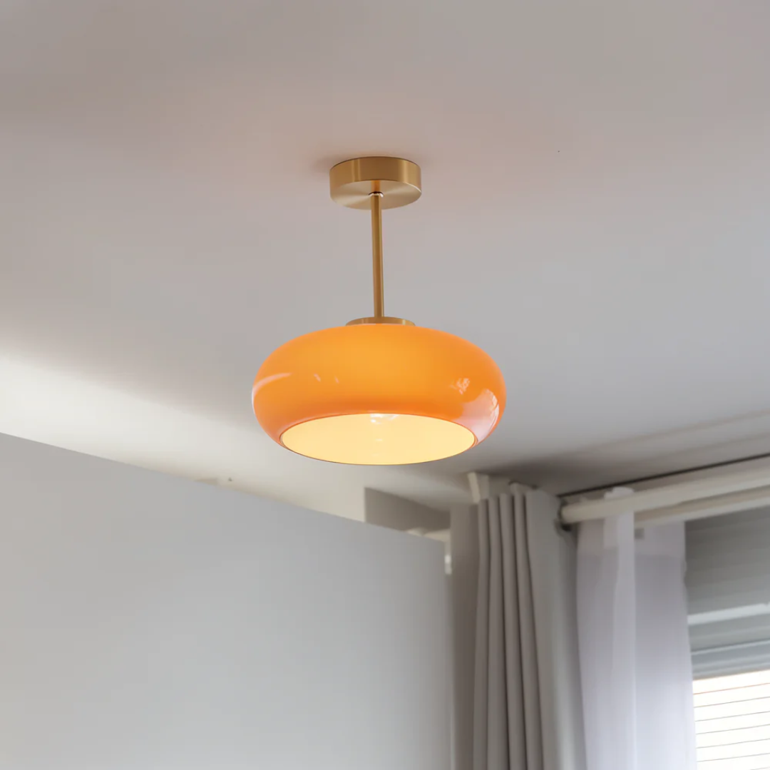 Plafondlamp met afgeronde kap aan korte ophanging