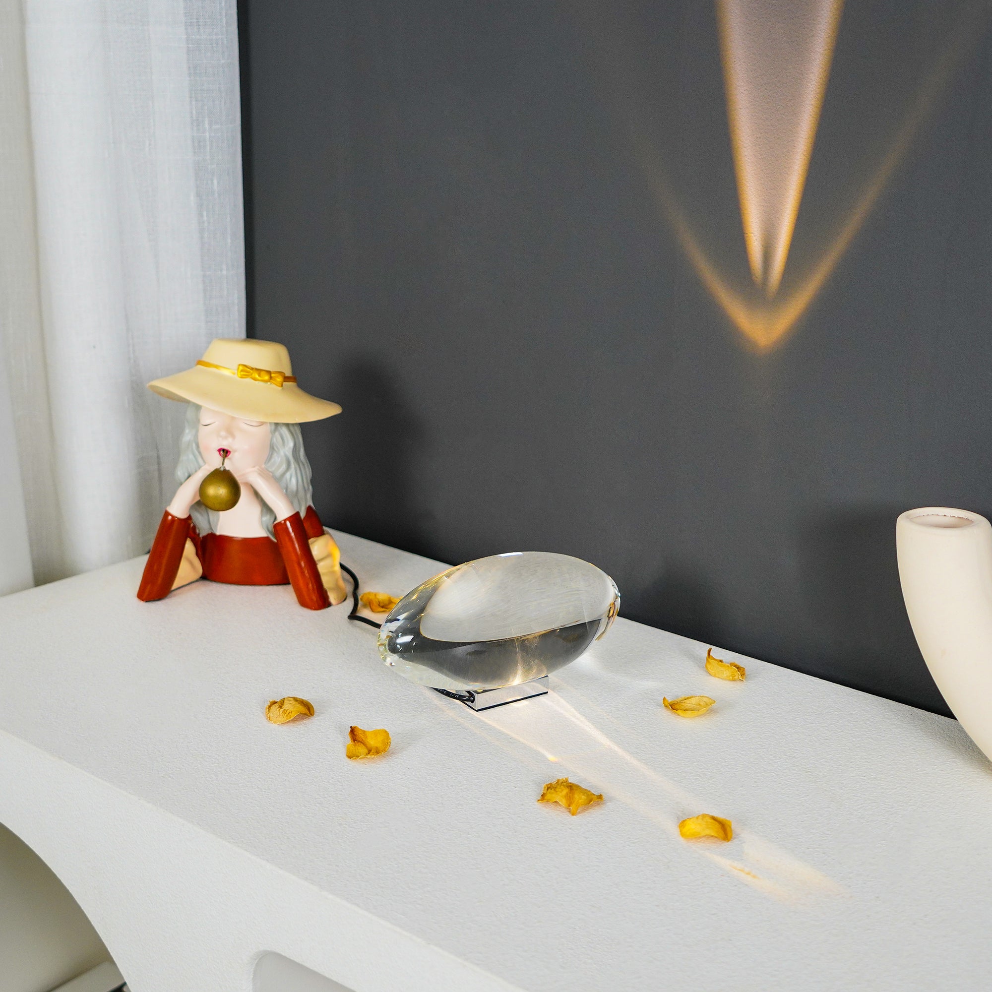 Kryształowa lampa stołowa w kształcie oka