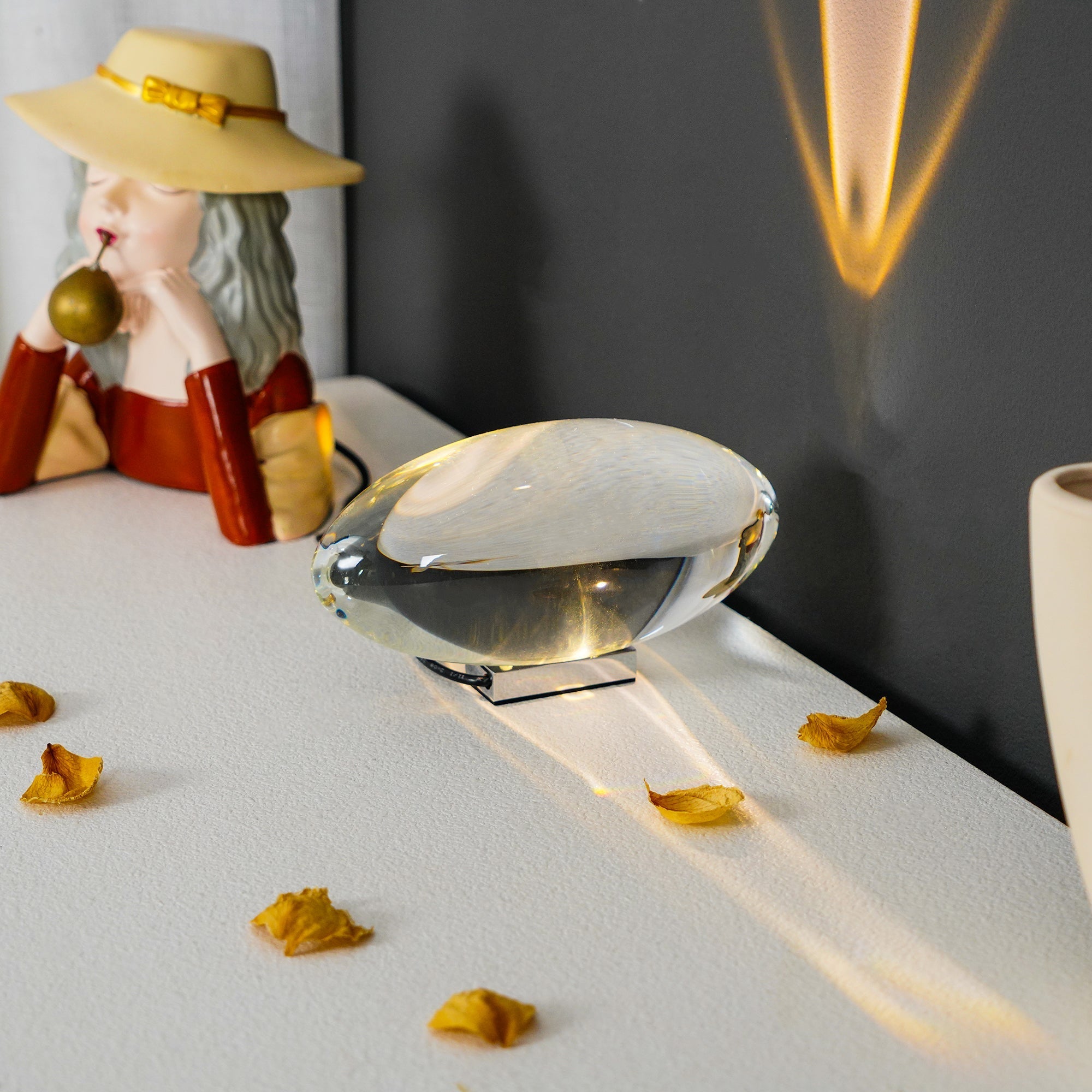 Kryształowa lampa stołowa w kształcie oka