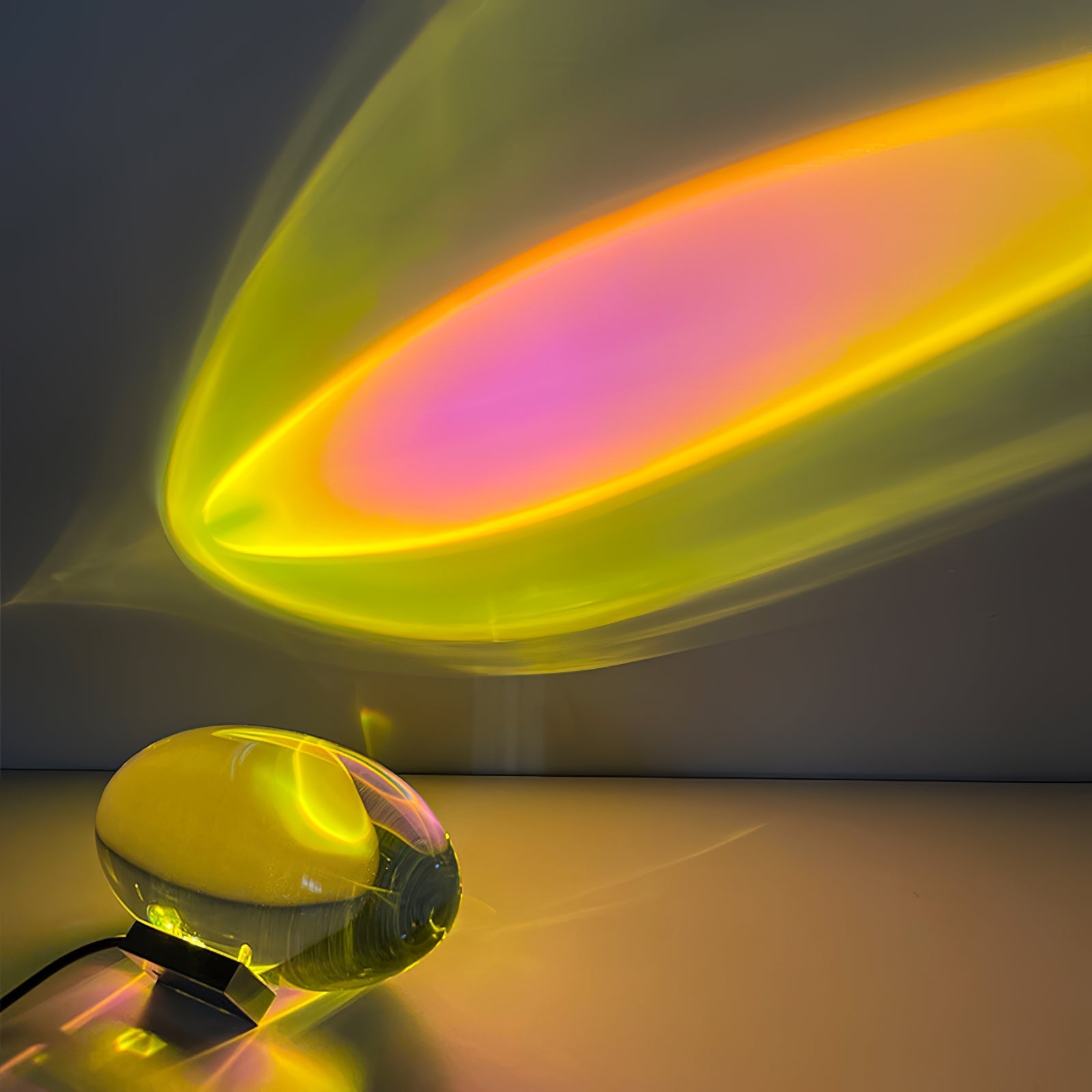 Kryształowa lampa stołowa w kształcie oka