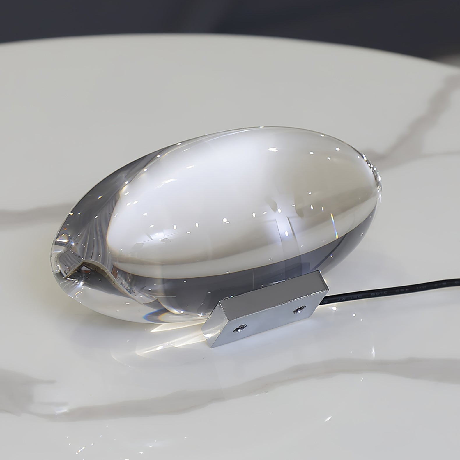 Kryształowa lampa stołowa w kształcie oka