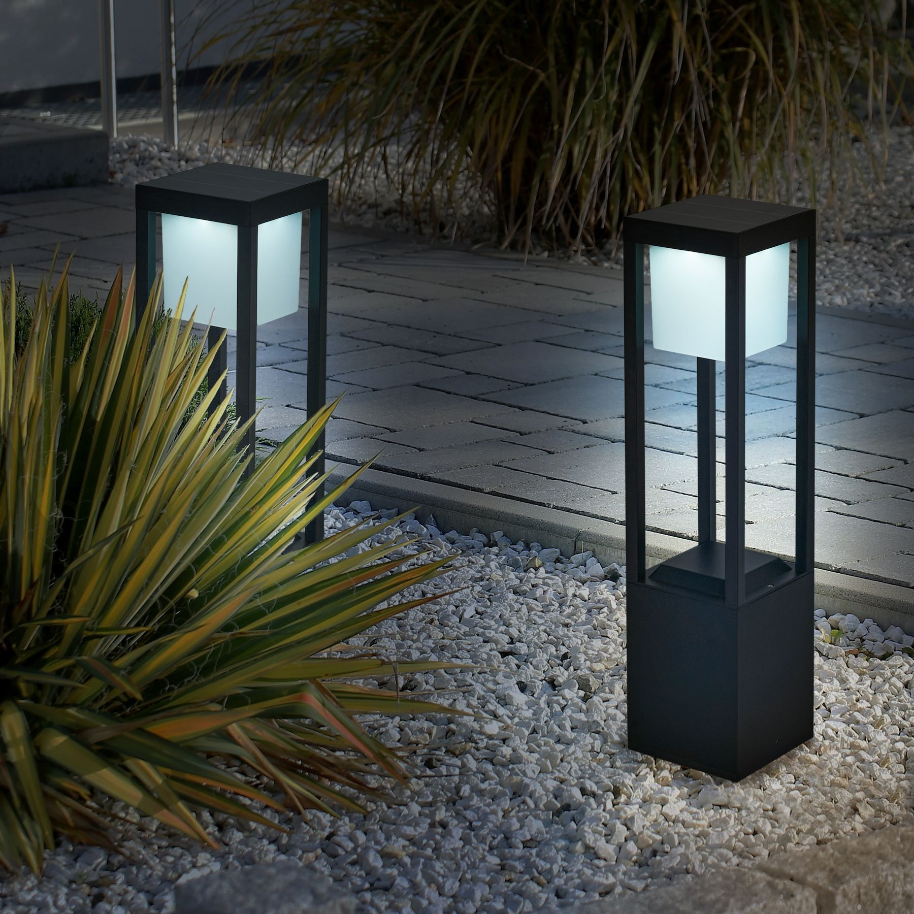 Zewnętrzna solarna lampa ścieżkowa z podświetloną górą
