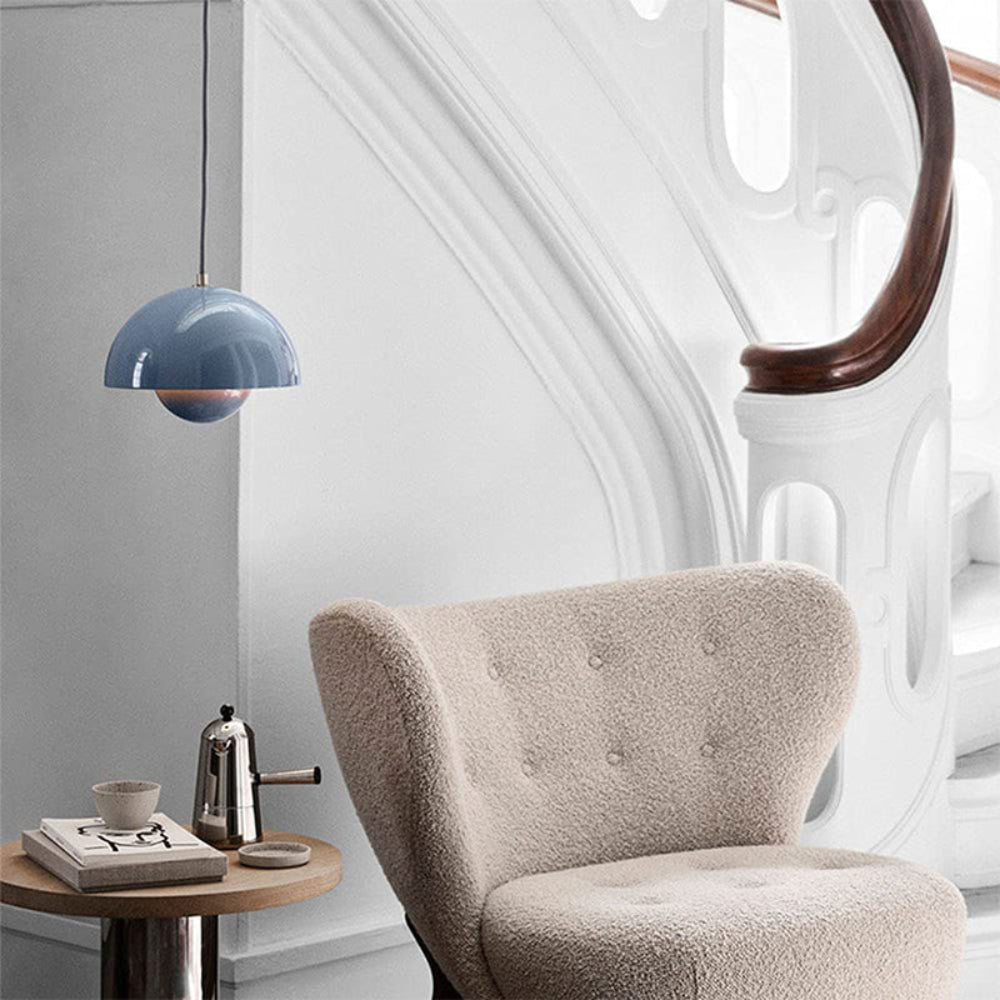 Minimalistyczny wielokolorowy żyrandol wiszący w kształcie półkopuły