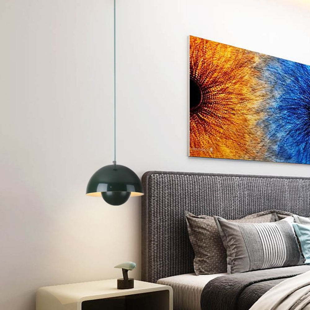 Minimalistyczny wielokolorowy żyrandol wiszący w kształcie półkopuły