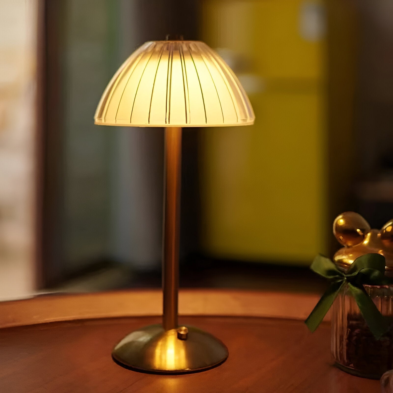 Elegancka bezprzewodowa lampa stołowa LED w stylu vintage