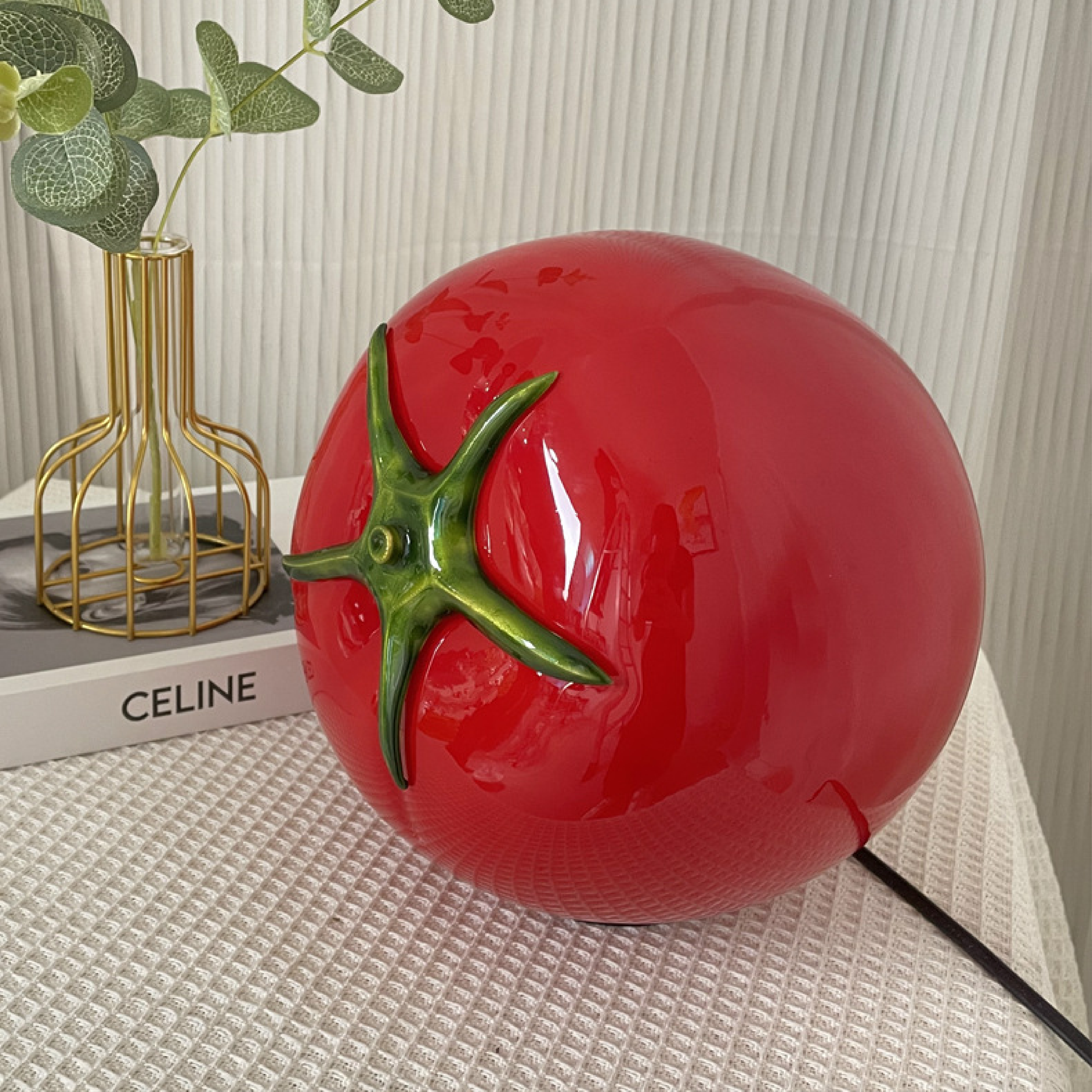 Minimalistyczna lampa stołowa Tomato
