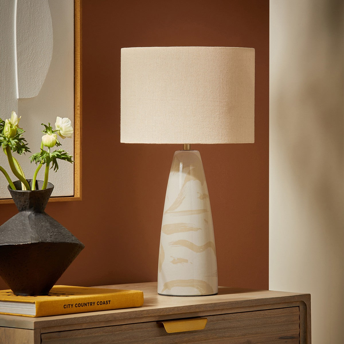 Kremowa Ceramiczna Lampka Stołowa z Lnianym Abażurem do Sypialni