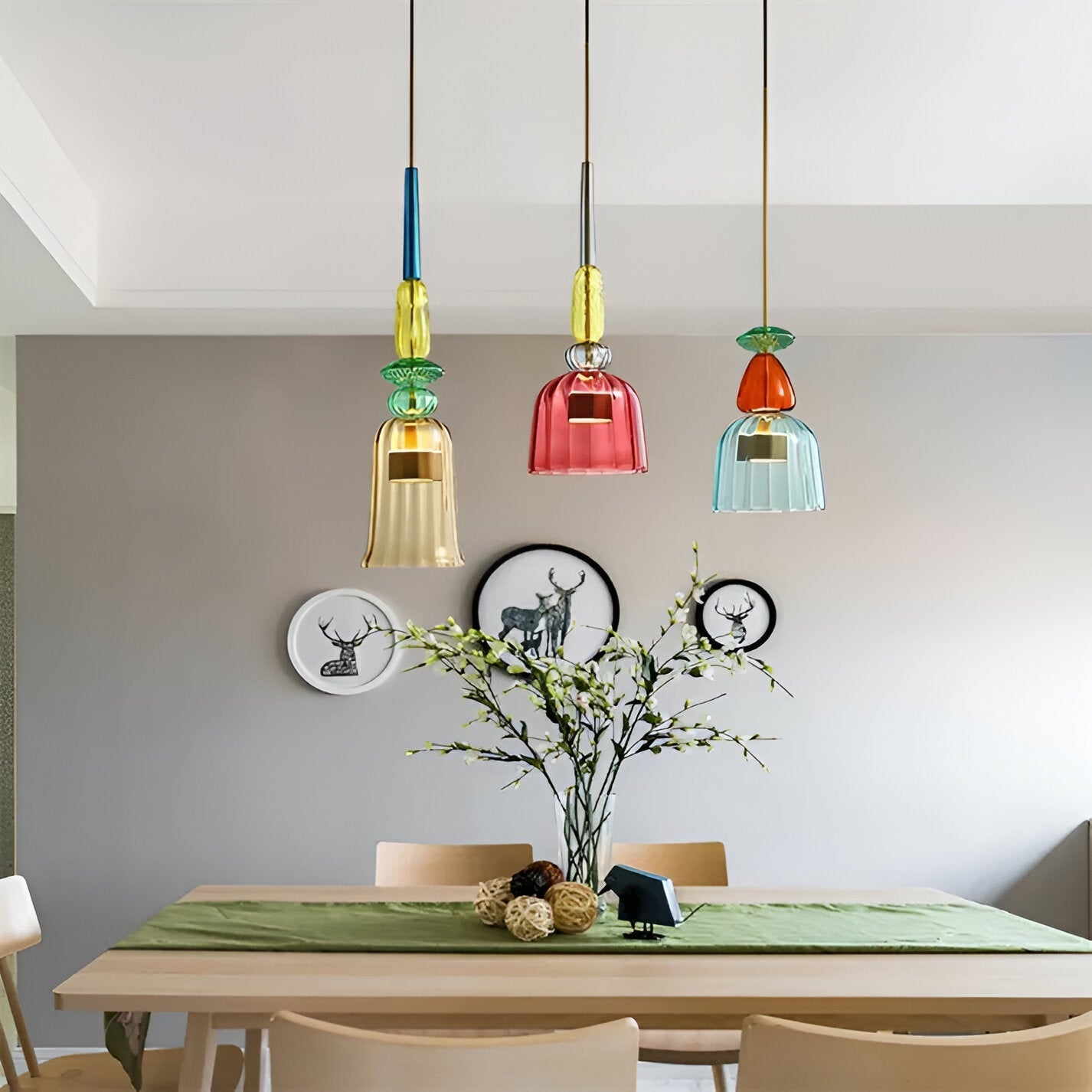 Lampa wisząca z kolorowego szkła z kloszem w kształcie dzwonka