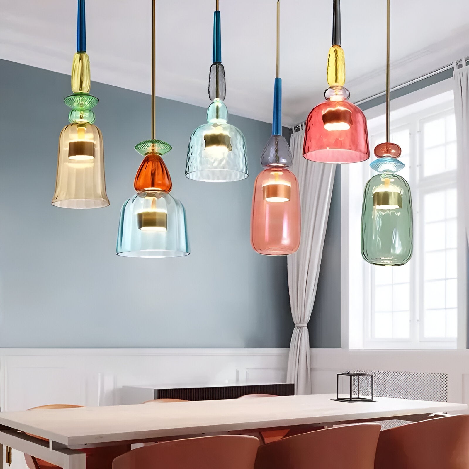 Lampa wisząca z kolorowego szkła z kloszem w kształcie dzwonka