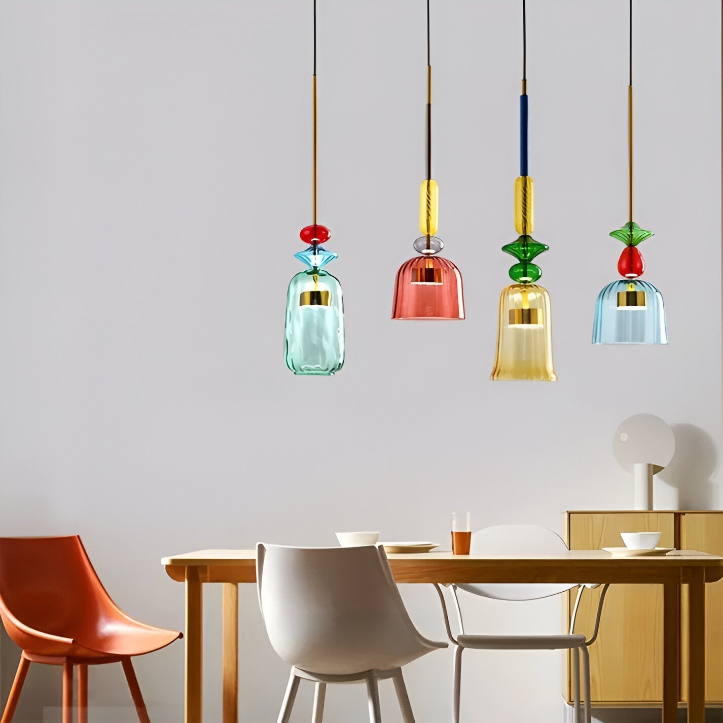 Lampa wisząca z kolorowego szkła z kloszem w kształcie dzwonka