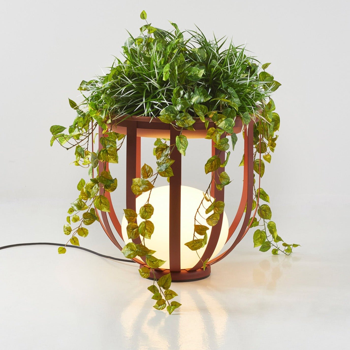 Outdoor floor lamp with cylindrical frame and tabletop