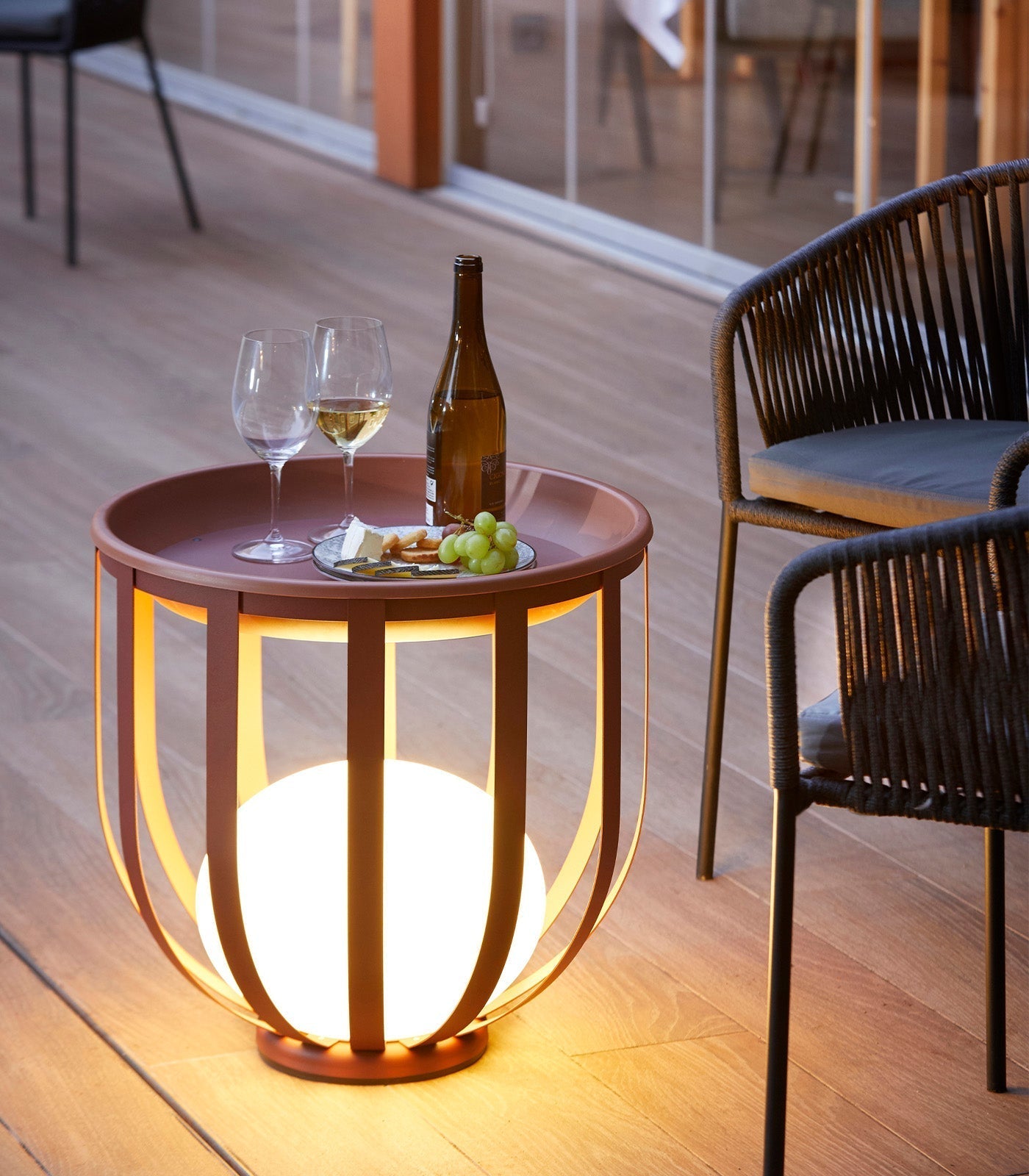 Outdoor floor lamp with cylindrical frame and tabletop