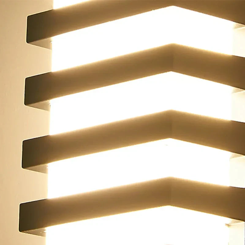 Zewnętrzna lampa ścienna z warstwowym frontem