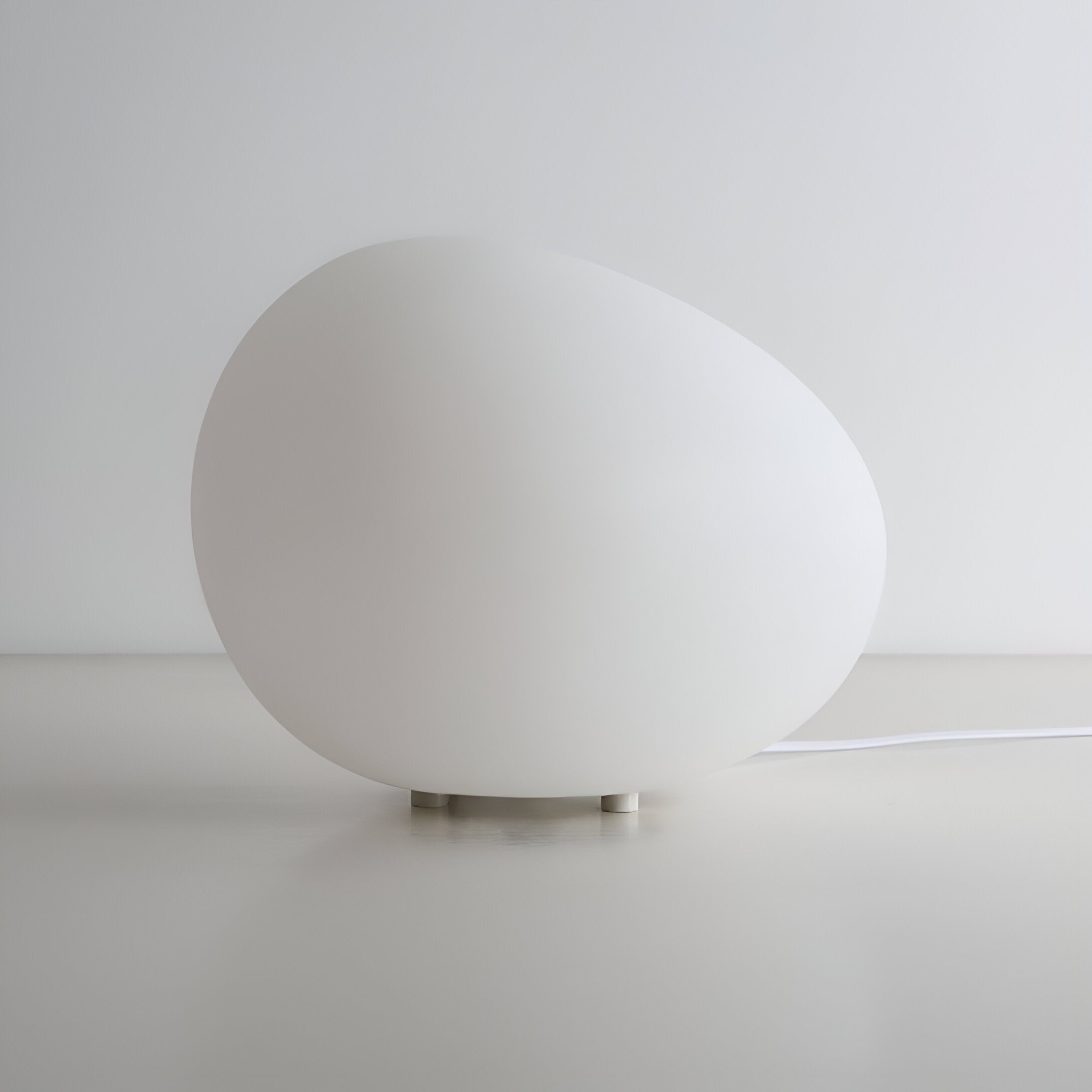 Skandynawska lampa stołowa LED o organicznej kamiennej formie