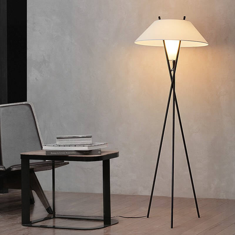 Minimalistyczna lampa podłogowa na trójnogu z materiału