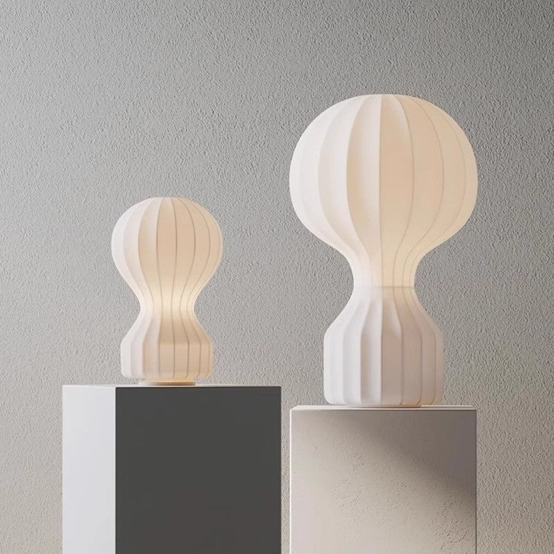 Minimalistyczna lampa stołowa z jedwabiu Wabi Sabi
