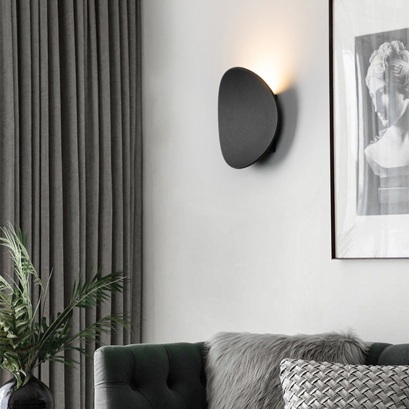 Elegancka metalowa lampa ścienna w kształcie dysku