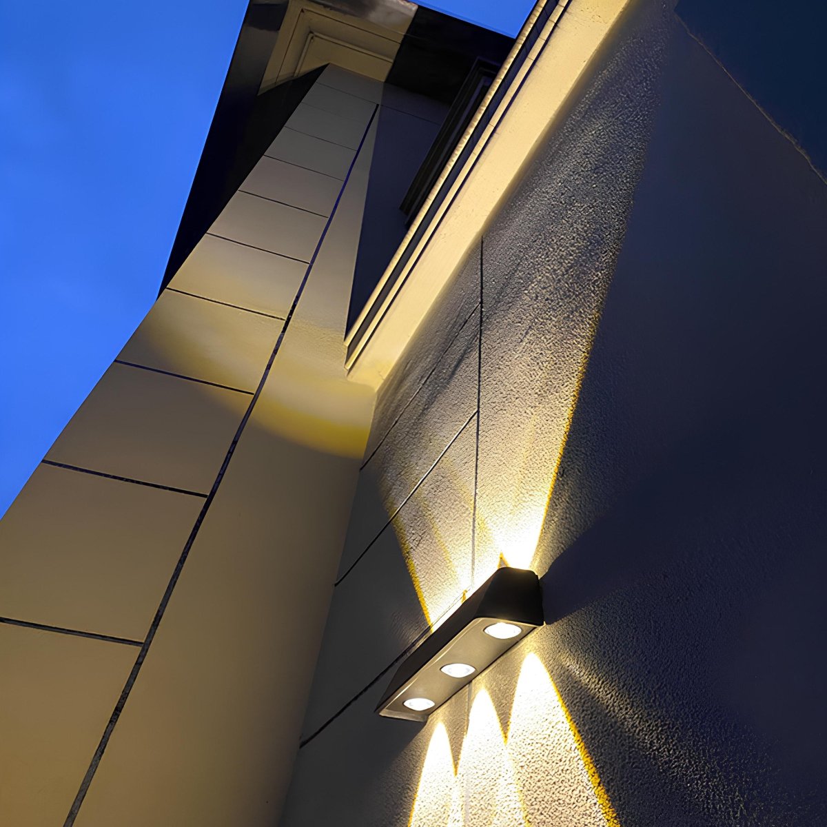 Zewnętrzna lampa ścienna z górnym i dolnym kierunkiem światła
