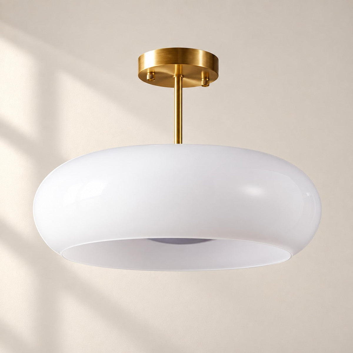 Plafonnier rond en verre inspiré du style Bauhaus