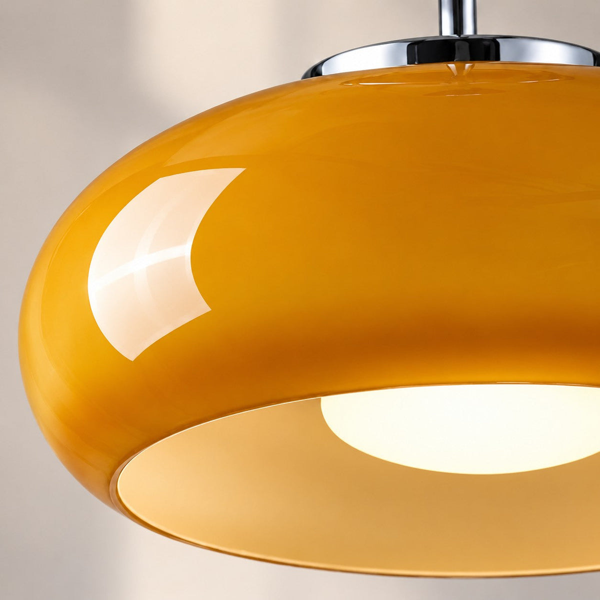 Plafonnier rond en verre inspiré du style Bauhaus