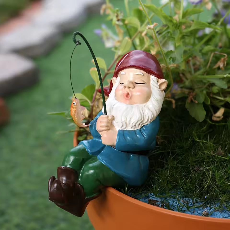 Figurka ogrodowa krasnal wędkarz z wędką i rybą