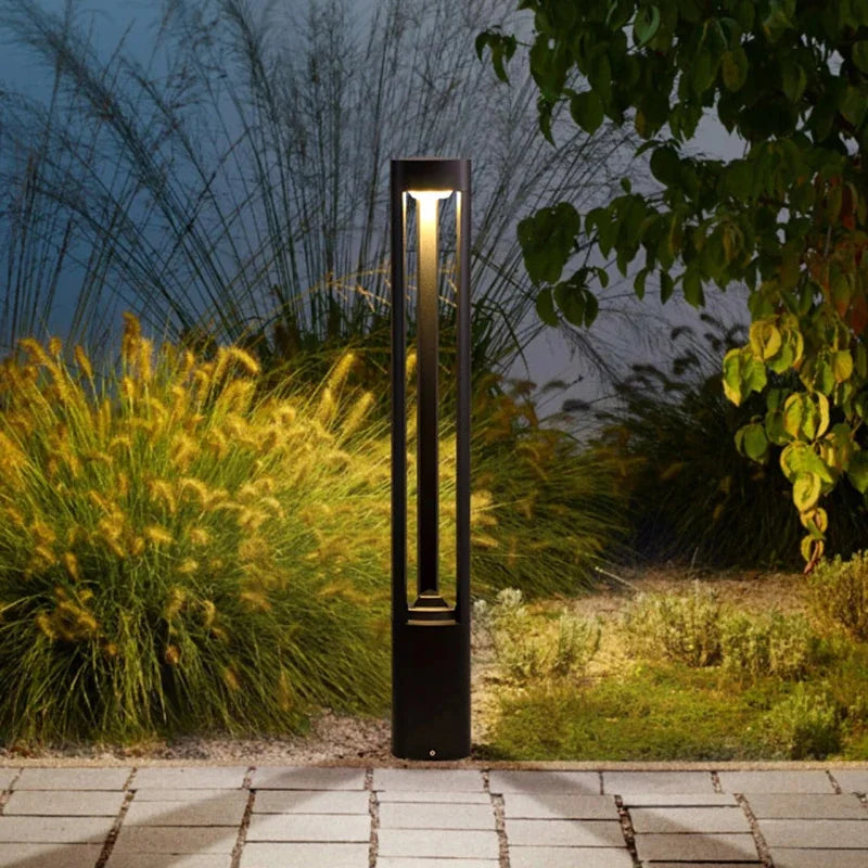 Ogrodowa lampa LED typu słupek w czarnej prostokątnej obudowie