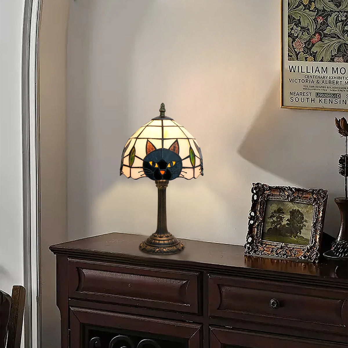 Vintage lampka nocna z witrażowym kloszem i sylwetką kota