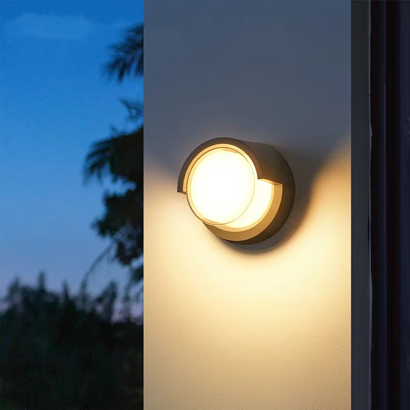 Zewnętrzna lampa ścienna LED z czujnikiem ruchu