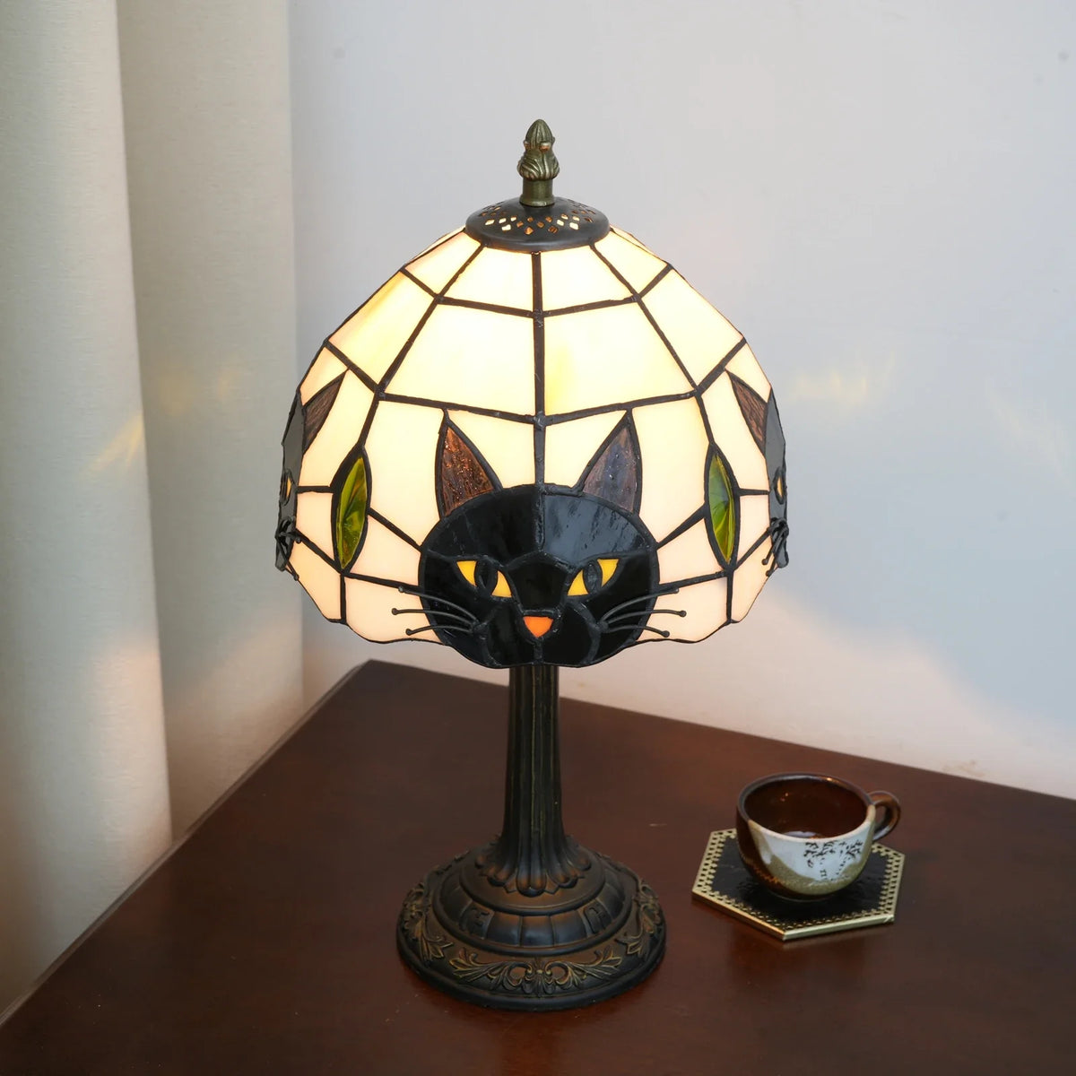 Vintage lampka nocna z witrażowym kloszem i sylwetką kota