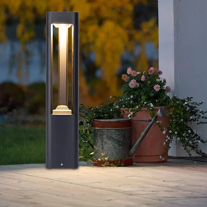 Ogrodowa lampa LED typu słupek w czarnej prostokątnej obudowie