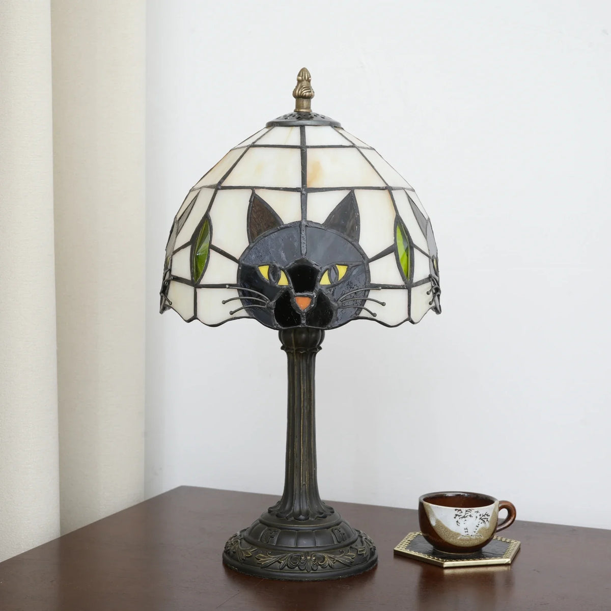Vintage lampka nocna z witrażowym kloszem i sylwetką kota