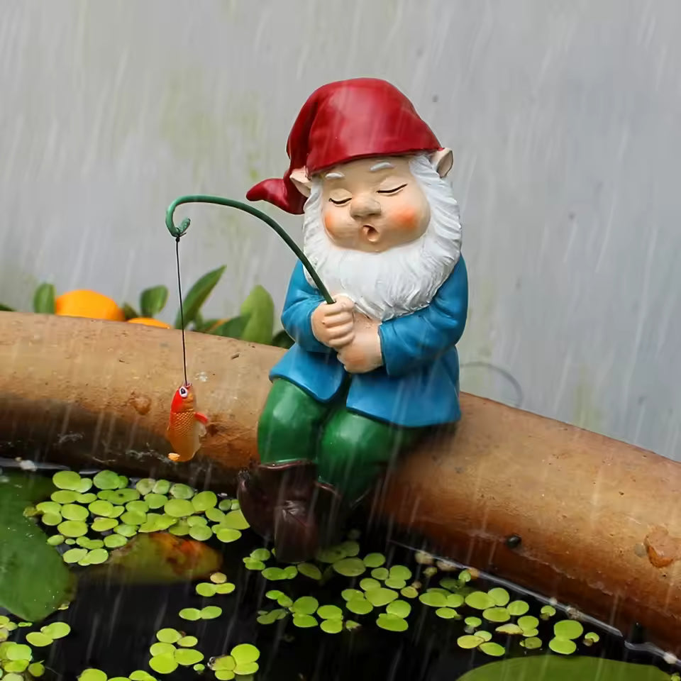 Figurka ogrodowa krasnal wędkarz z wędką i rybą