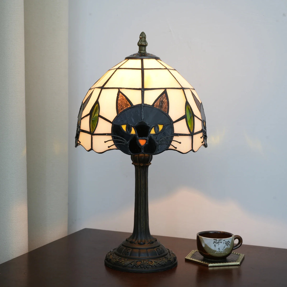 Vintage lampka nocna z witrażowym kloszem i sylwetką kota