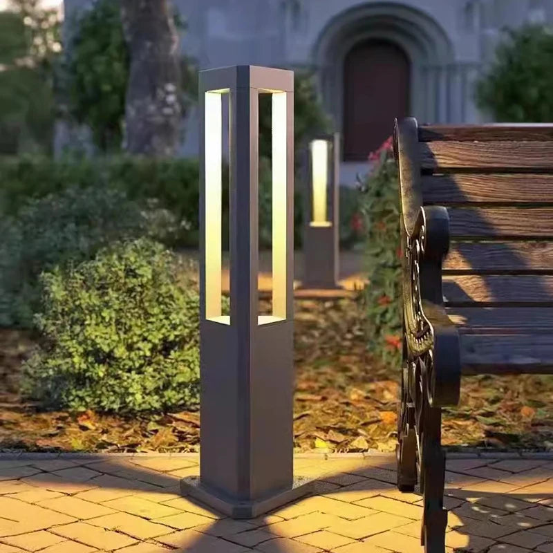 Ogrodowa lampa LED typu słupek w czarnej prostokątnej obudowie