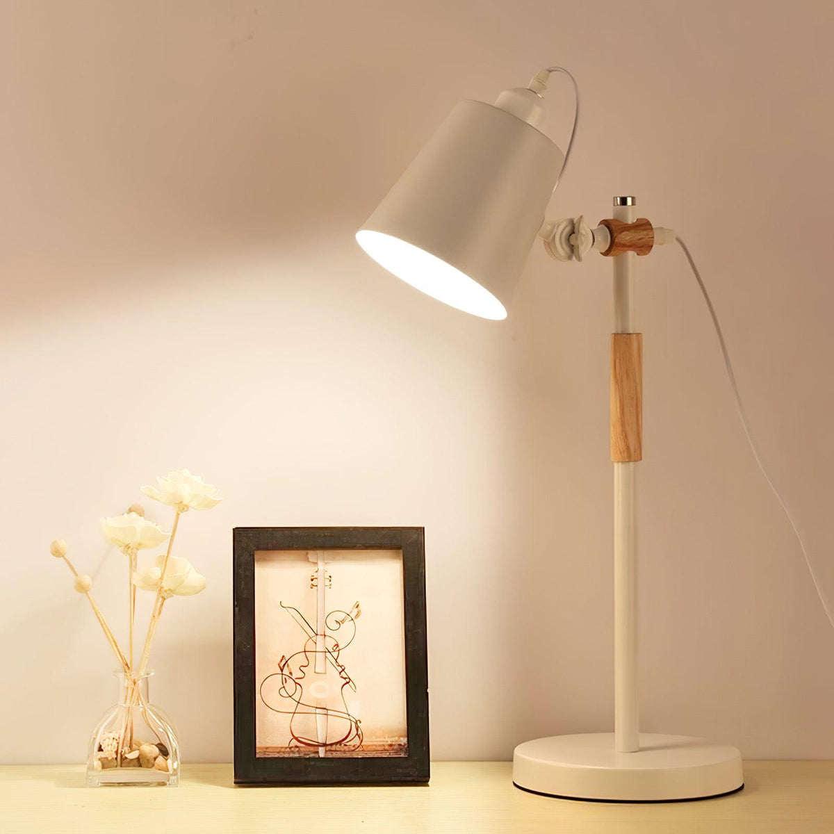 Minimalistische bureaulamp met verstelbare lampenkap om te lezen