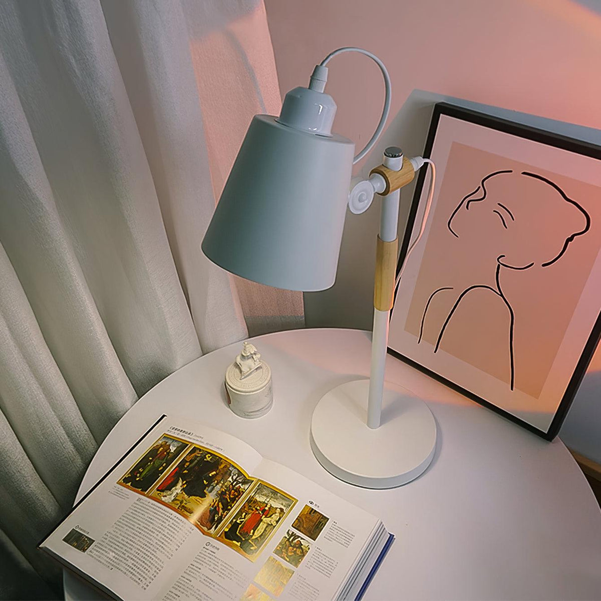 Minimalistische bureaulamp met verstelbare lampenkap om te lezen