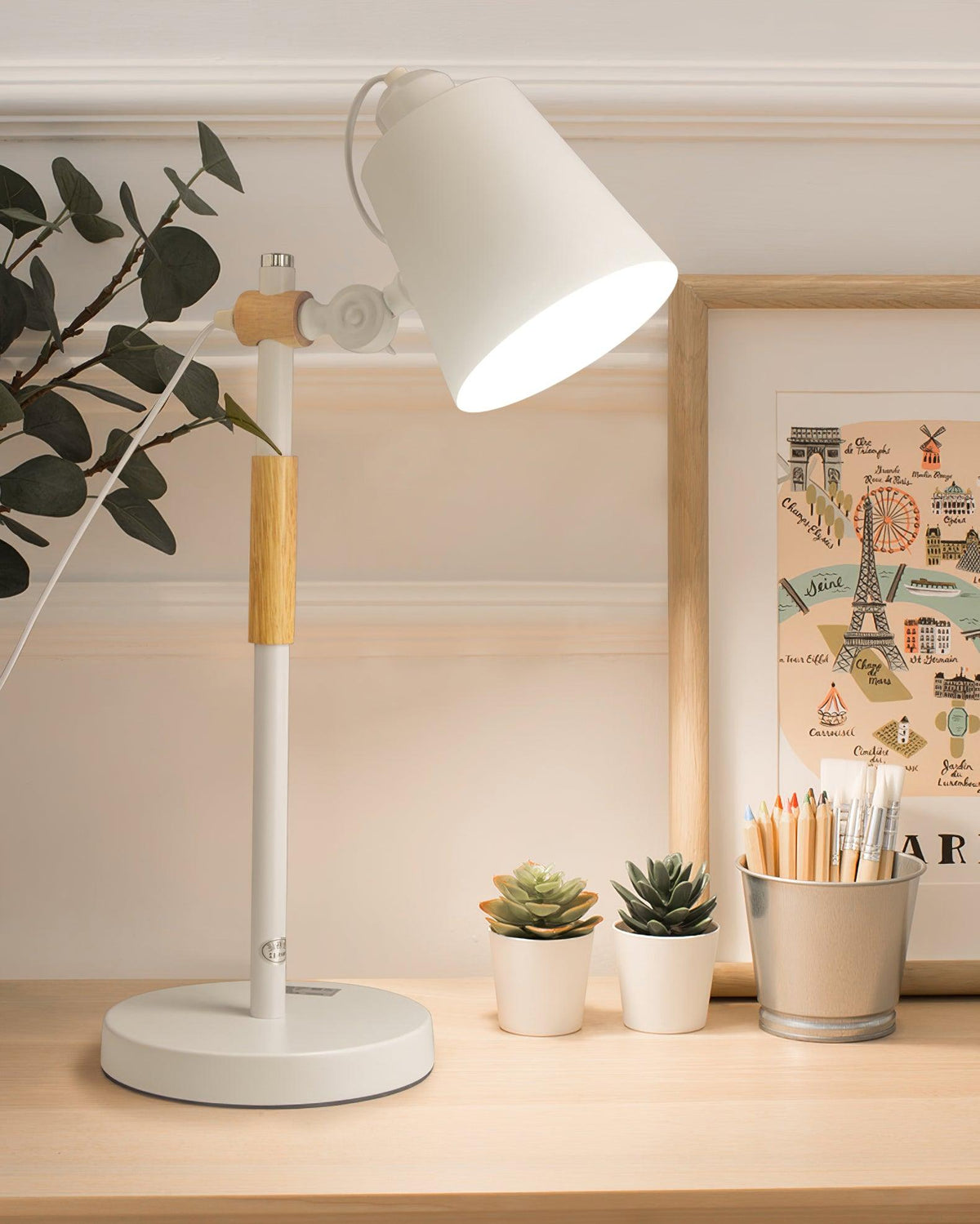 Minimalistische bureaulamp met verstelbare lampenkap om te lezen