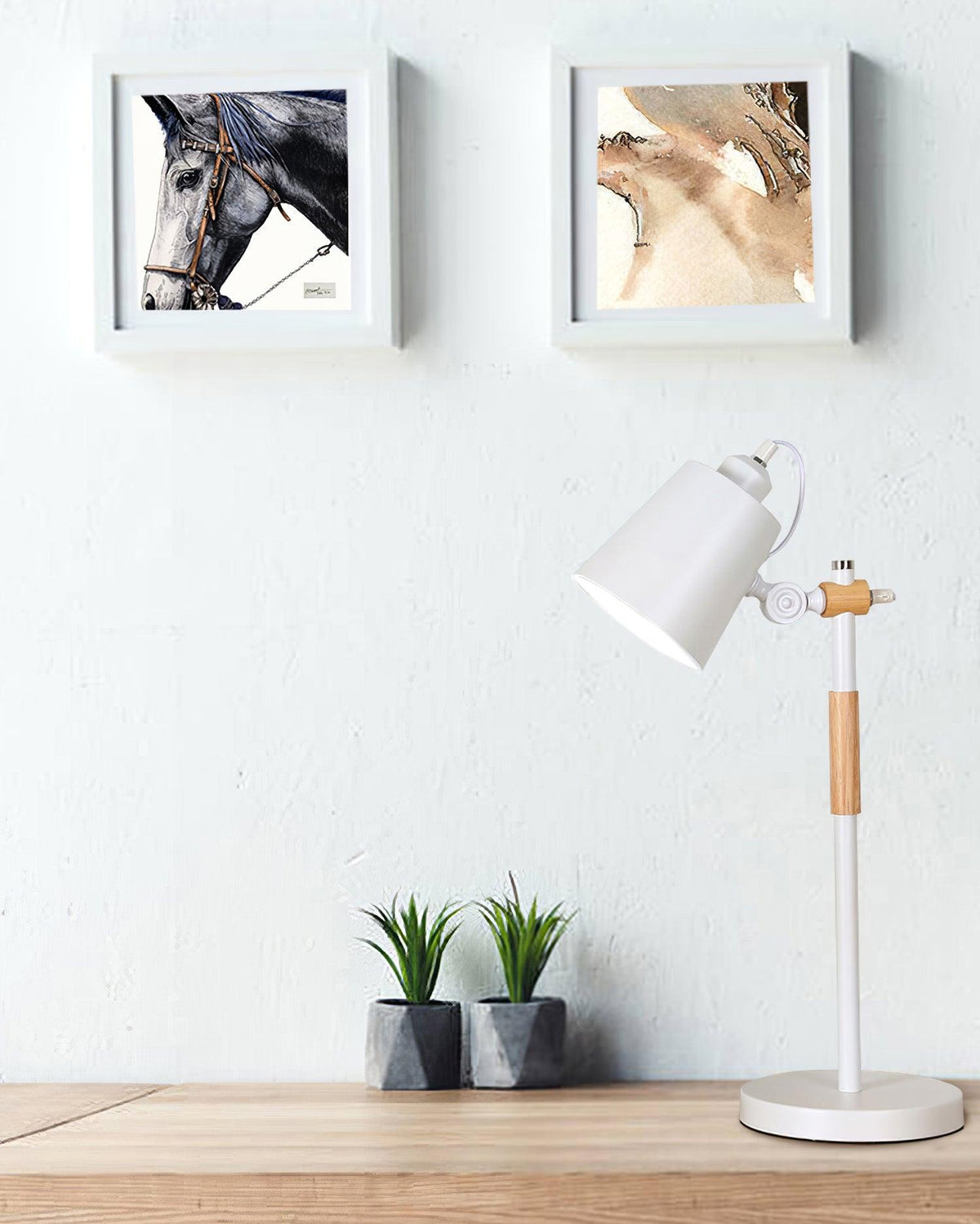 Minimalistische bureaulamp met verstelbare lampenkap om te lezen