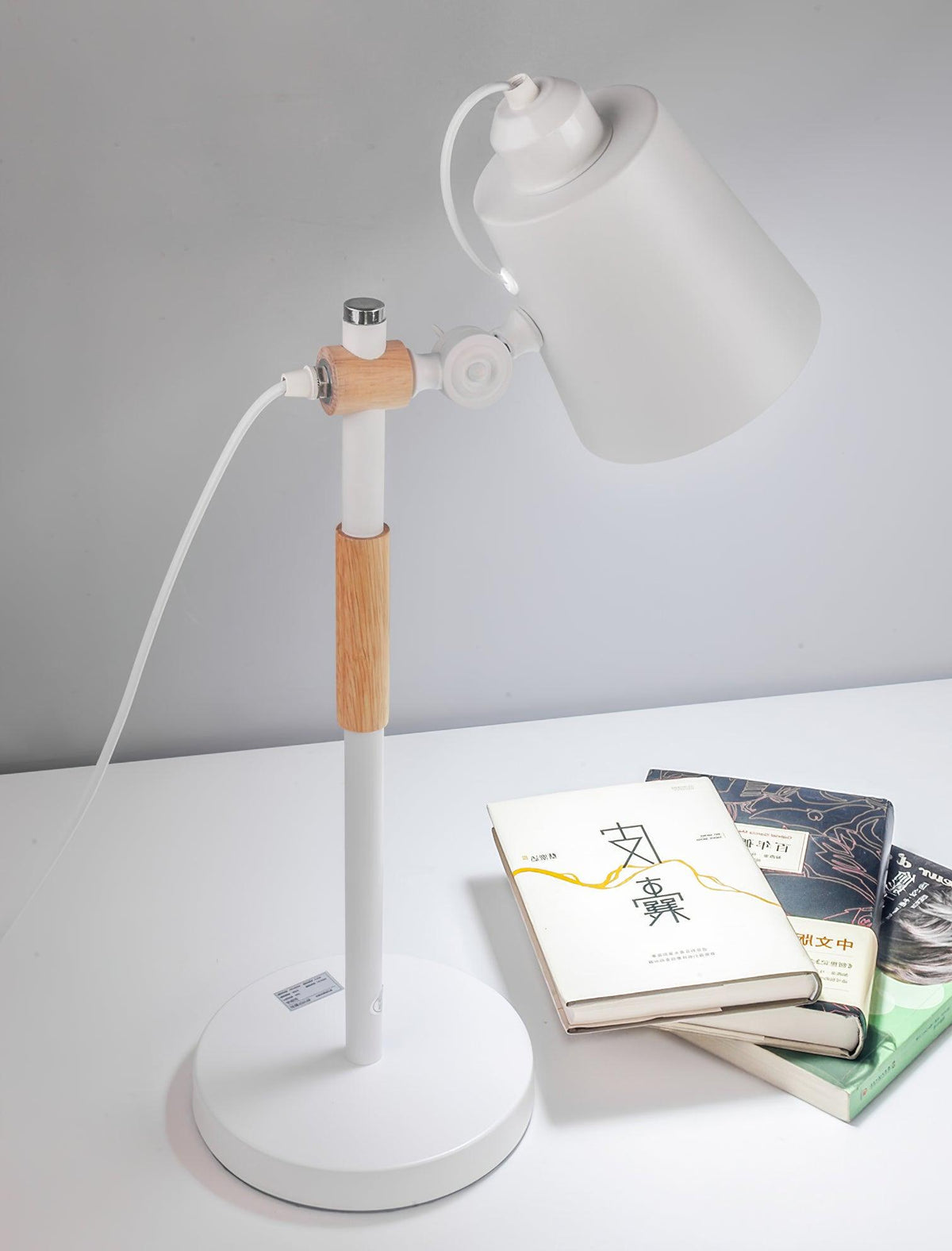 Minimalistische bureaulamp met verstelbare lampenkap om te lezen