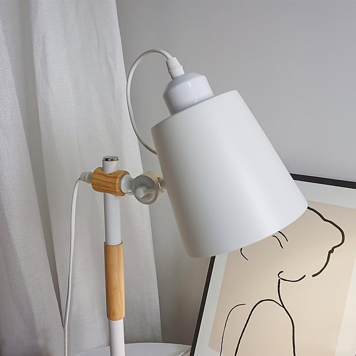 Minimalistische bureaulamp met verstelbare lampenkap om te lezen