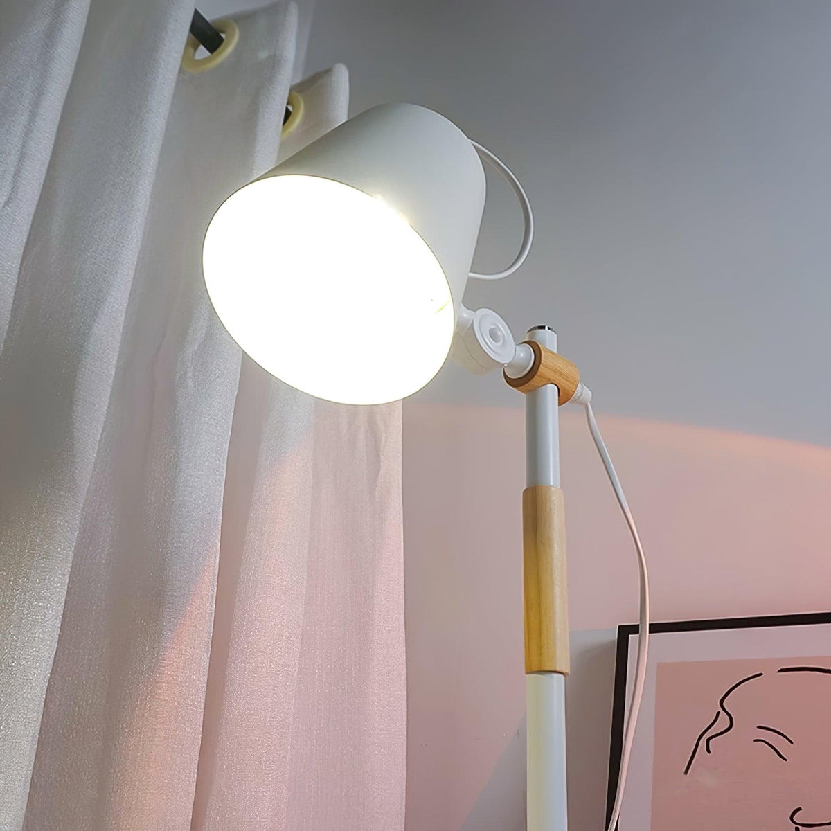 Minimalistische bureaulamp met verstelbare lampenkap om te lezen