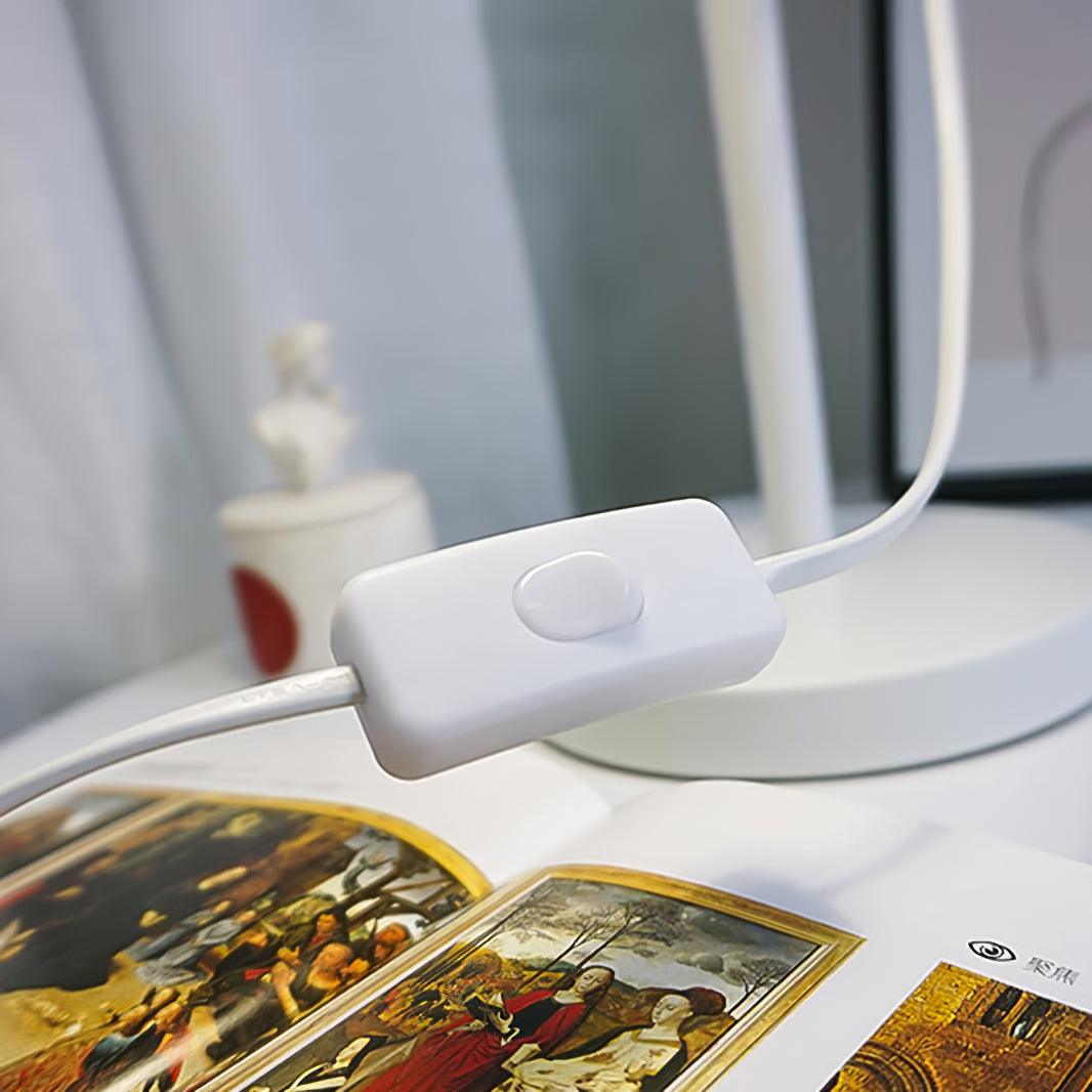 Minimalistische bureaulamp met verstelbare lampenkap om te lezen
