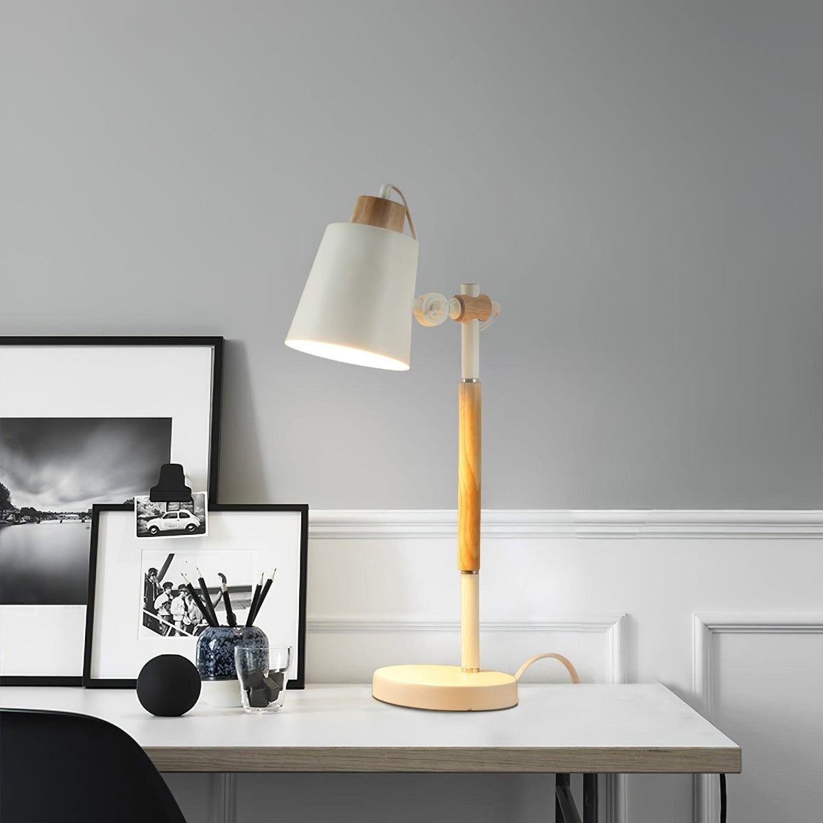 Minimalistische bureaulamp met verstelbare lampenkap om te lezen
